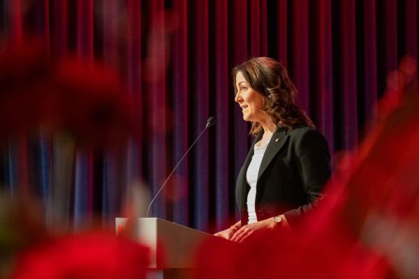 Tonje Brenna på talerstolen