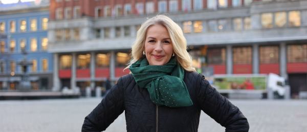 Elise stående foran Arbeiderparti-bygningen på Youngstorget