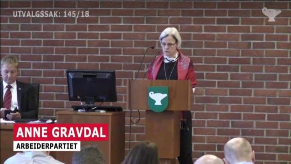 Anne Gravdal holder et innlegg i bystyret.