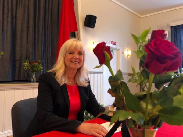 Gunvor Eldegard holder tale på Folkets hus