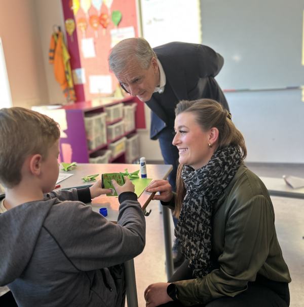 Thilde Marie Børsum og statsminister Jonas Gahr Støre på besøk ved en av Bærums barneskoler og SFO, hvor de fikk se mange kreative unge sjeler.
