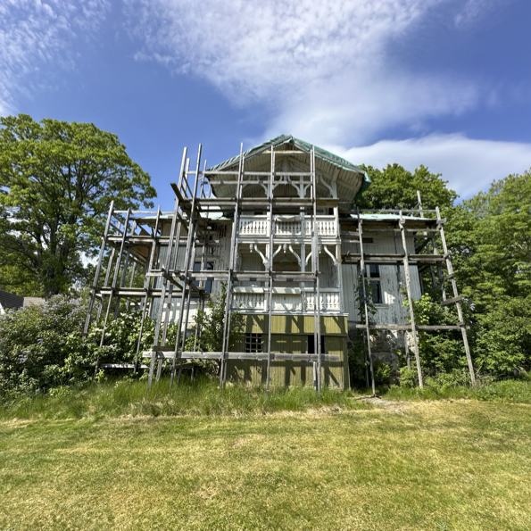 Eldre hus i sveitserstil under oppussing