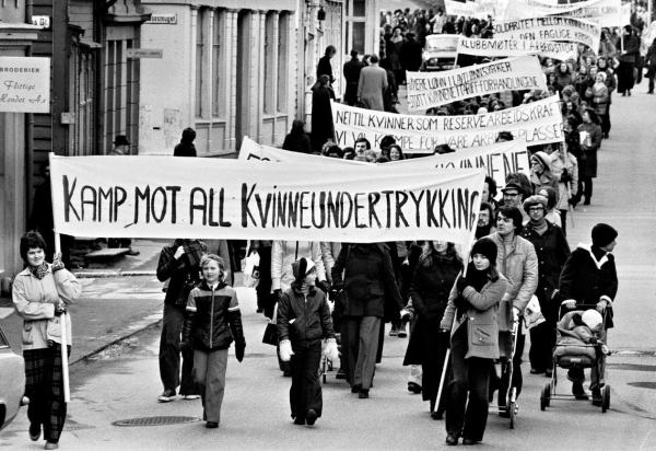KVINNEDAGEN: Under 8. mars-toget i Bergen i 1975 hadde de flere av de samme kampsakene som i dag. 43 år senere har kvinner og menn fremdeles ikke like vilkår for å lykkes i Norge. Foto: Erik Berglund (arkiv)