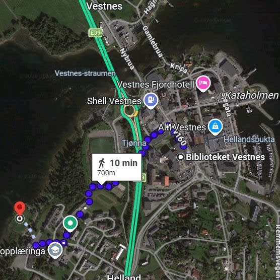 Teltcampen ligger 10 min. gange fra biblioteket. Der er det enkle toalettfasiliteter og en plen der du kan slå opp teltet ditt. Alt du trenger å gjøre er å gå dit og slå deg ned. Det bor folk i området, så ta hensyn.