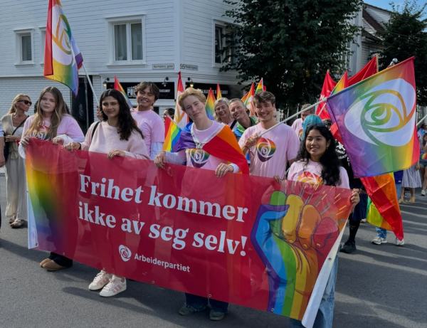 Pride med banner 2025