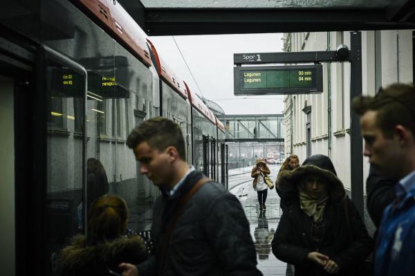 En gruppe passasjerer stiger på en buss i Bergen. Foto: Øivind Haug