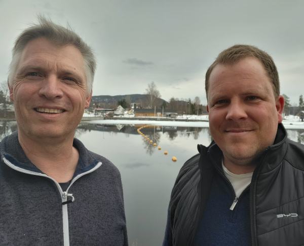 Willy Dorholt og Eivind Myhre støtter Ajersiden Vel i kampen for å få tilbake gangveien over elva til Lunde sluse