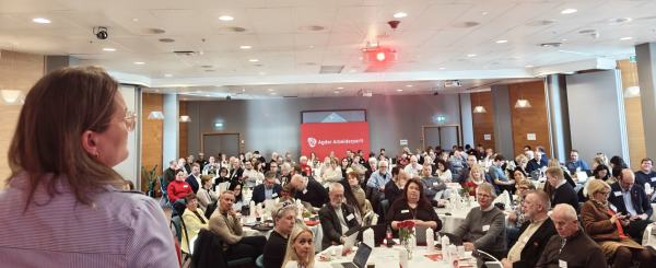 Avtroppende leder Cecilie Knibe Kroglund åpner årsmøtet i Agder Arbeiderparti 2026