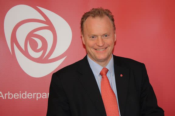 Raymond Johansen med rødt slips