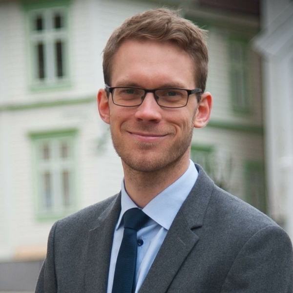 Eigil Knutsen stiller opp for et portrett ved Bergenske trehus!