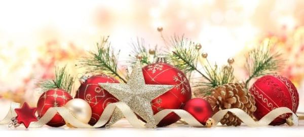 Røde julekuler og gullbånd