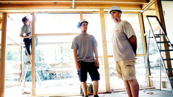 PÅ JOBB. Magnus Bjørnstad bygger hus for Beto-bygg denne sommeren. Det er under halvparten av kullet hans som har gått videre ut i lære. Her står han sammen med byggmester og styreleder i Byggmesterforbundet Åsmund Østvold. Foto: Kristin Svorte (Foto: Dagens Næringsliv)