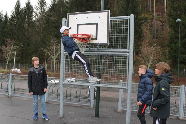 Jonathan henger i basketballkurven, mens Steffen (lengst til venstre), Marius og Benjamin følger med.