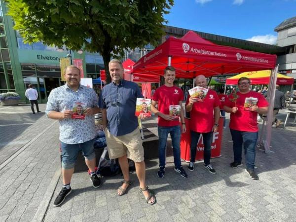Sunnfjord Arbeidarparti har stand i Førde Sentrum.