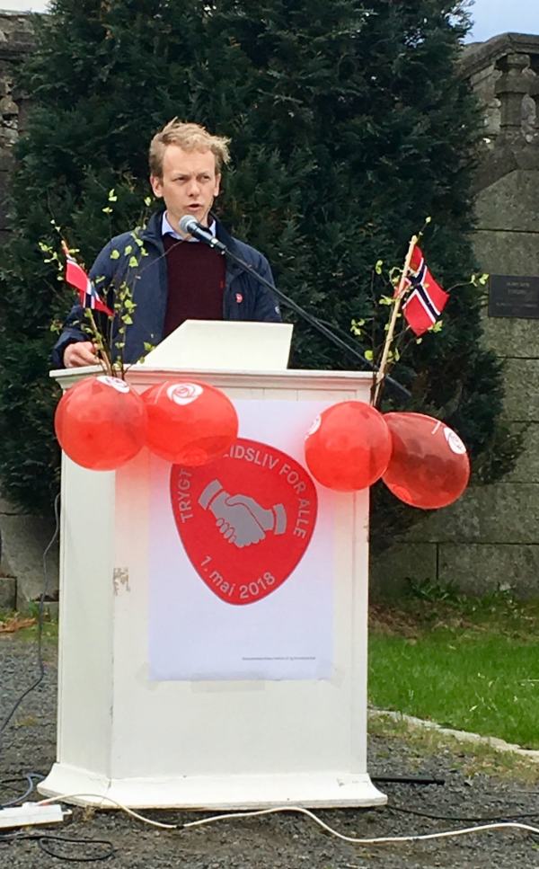 Innledningen av årets 1. mai markering i Farsund ble holdt av lederen i Farsund Ap og 1. mai komiteen, Kristoffer B. Salvesen.