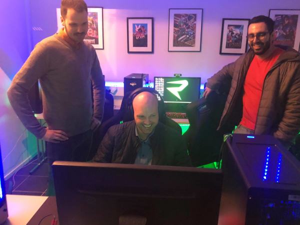 Sindre besøker e-sport senteret i Sarpsborg