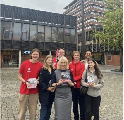 Astud Oslo og AUF-studentene Oslo sammen med Sigrun Aasland under valgkamp på Frederikkeplassen på Blindern med partiklær og framvisning av partibrosjyrer.