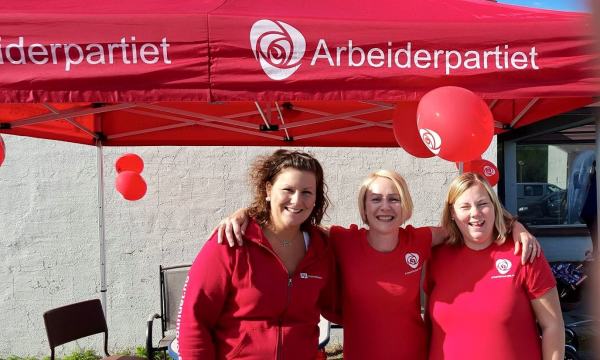 Trine, Marit og Tone fra Dyrøy Ap på stand.