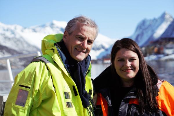 Jonas Gahr Støre og Cecilie Myrseth på en fiskebåt i Gryllefjord.