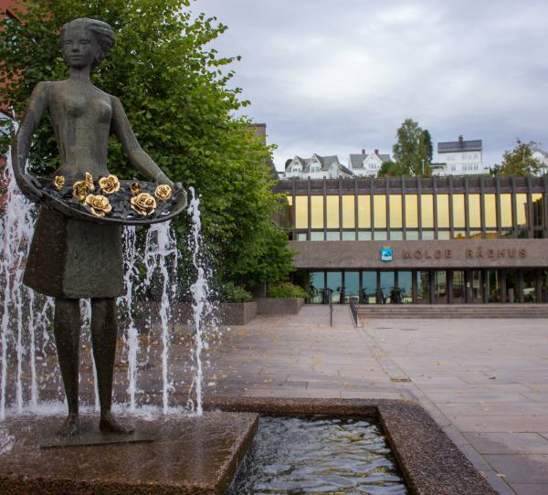 Rosepiken fremfor Molde rådhus