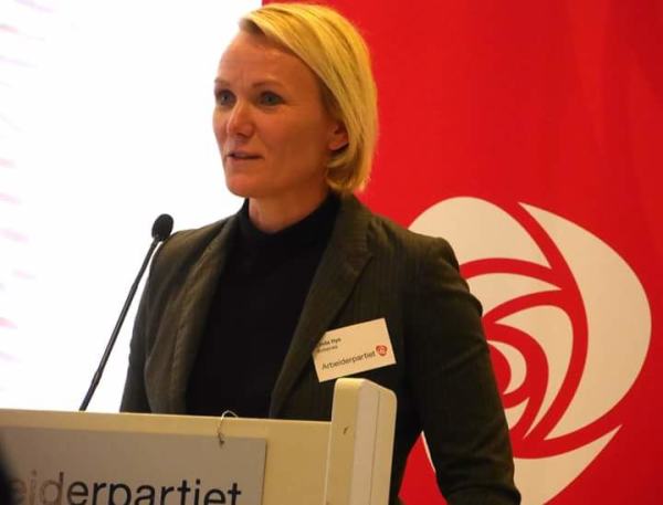 Linda Hye på talerstolen under årsmøtet
