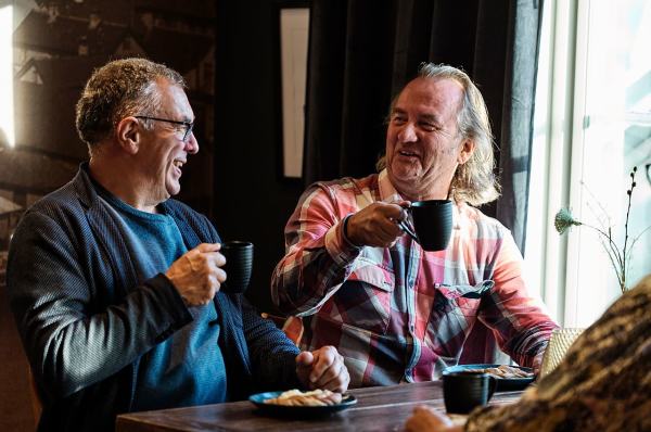 2 eldre menn som drikker kaffe på kafe
