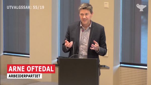 Arne Oftedal taler engasjert om Iglemyr svømmehall.