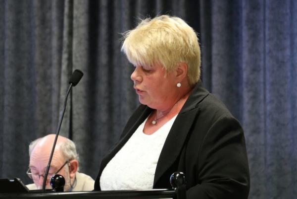 Eva Espeli Pettersen på talerstolen i kommunestyret