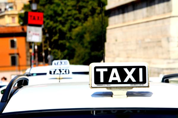 Taxi-skilt i bybilde
