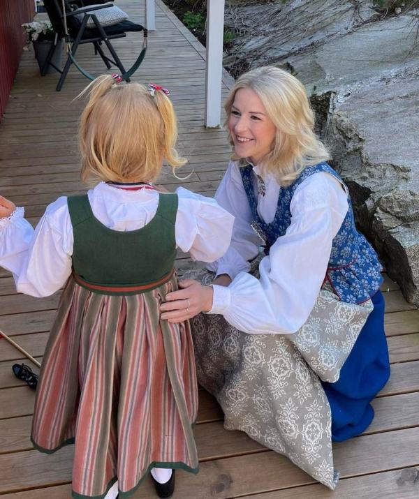 Elise Waagen i bunad