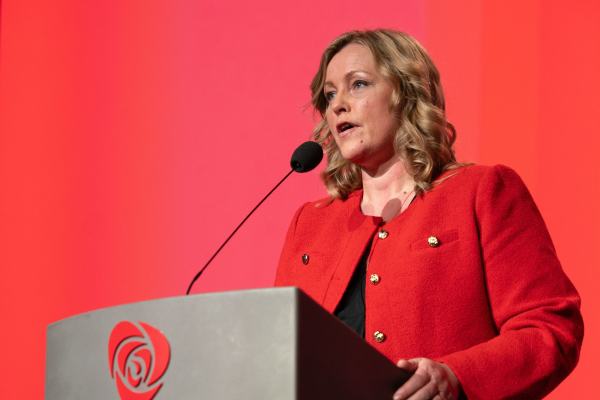 Kjersti Stenseng på talerstolen