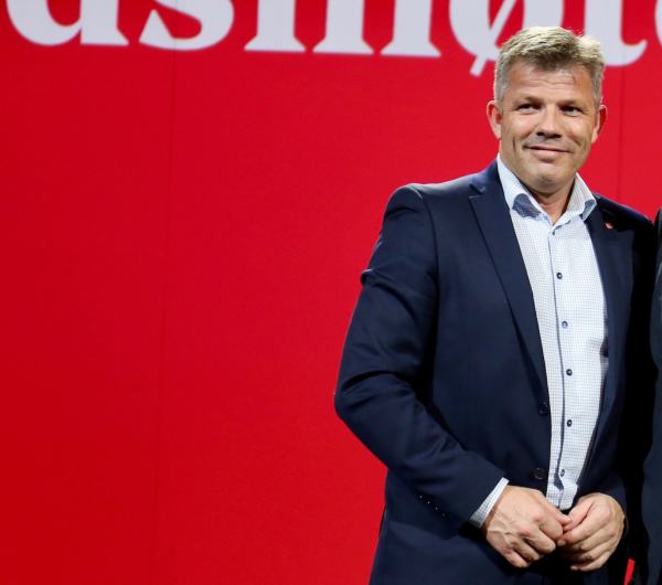 Bjørnar Skjæran på landsmøtet 2019 foran en rød vegg.