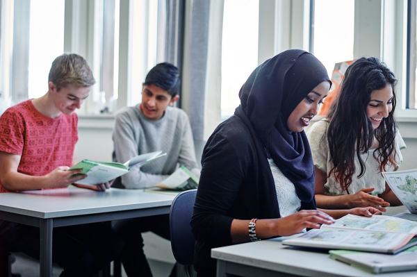 Ungdommer på skolen ved pultene sine