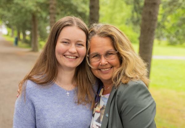 Linnea Lie Holen og Anne Hagenborg er stortingskandidater for Ap i Oppland valgkrets