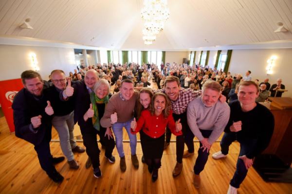 KLARE FOR VALGKAMP: Ap viser muskler i Hedmark. Nær 200 fra alle valgkretsens kommuner møtte i helga for å bestemme Ap-valglista til stortingsvalget, og vedtok den med trampeklapp. På bildet fra venstre: Magnus Stenseth, Tom Svarva, Bjørnar Berntsen, Bente Aaland, Even Eriksen, Lise Selnes, Farahnaz Bahrami, Nils Kristen Sandtrøen, Erik Hager, Karsten Østeberg. Valgt ble også Kamilla Thue, Mona Cicilie Stormoen og Minja Tea Dzamarija (ikke til stede da bildet ble tatt). Foto: Tord Skancke