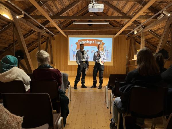 Politiet holder innledning om vold i nære relasjoner på kvinnedagsarrangementet på Lands Museum