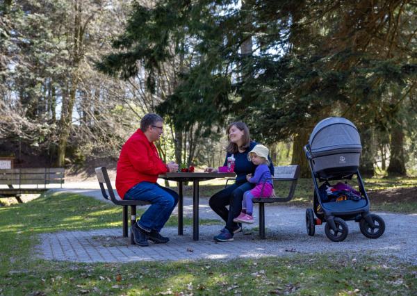 Ordførerkandidat Arne Espedal snakker med en velger i Sandvedparken.