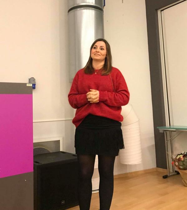 Henny Kristin presenterar årsmeldinga frå Sogndal AP si nye kommunestyregruppe