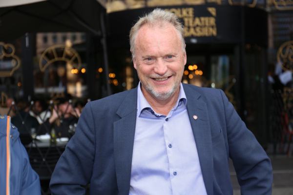 Raymond foran teaterpassasjen