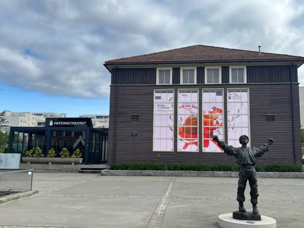 Kanonhallen med statu i forkant