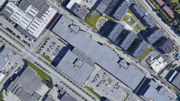 Bilde av grå tak på Lade, en asfaltjungel.