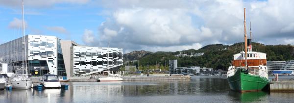 Oscar II i havna med Sandnes Sparebank i bakgrunnen.