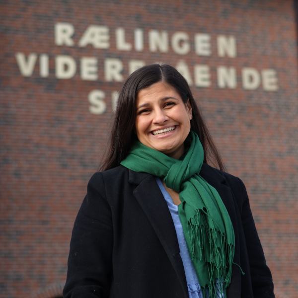 Hoda Imad står foran Rælingen Videregående skole