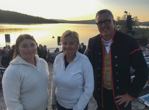 Fv. Jone Elisabeth Strand, Rigmor Aasrud og Rune Støstad med den nye Snøhetta designede utendørsscenen ved Gålåvatnet i bakgrunnen.