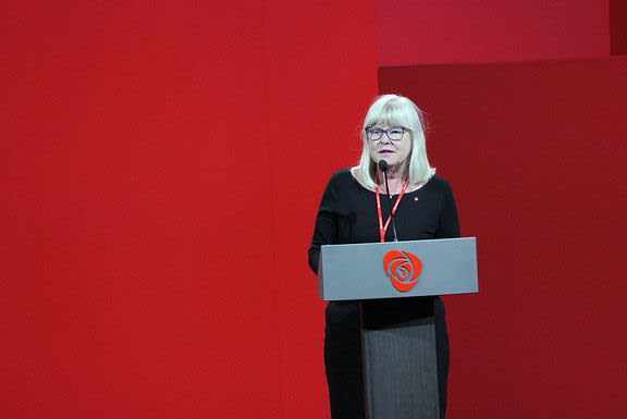 Ingalill Olsen på talerstolen.