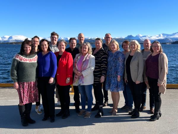 Bildet viser 15 av Arbeiderpartiet Møre og Romsdal sine ordførerkandidater.