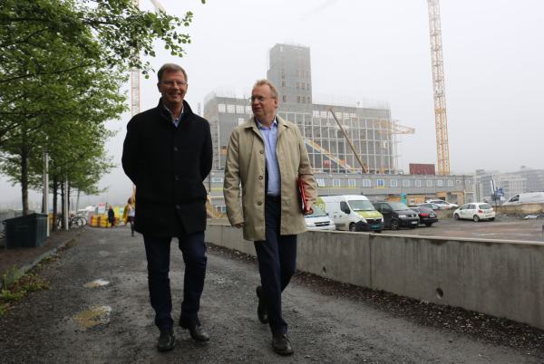 Robert Steen og Raymond Johansen i Bjørvika. Foran det nye Munch-museet.