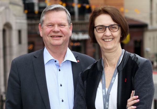 Arbeiderpartiet bidro til å redde aluminiumsfabrikken og bildelfabrikken på Lista under finanskrisen i 2009. På bildet stortingsrepresentantene Kari Henriksen og Odd Omland.