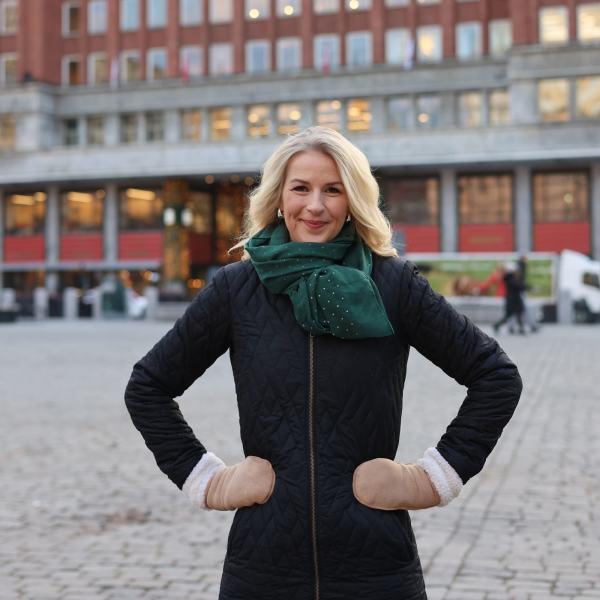 Elise står foran Arbeiderparti-bygningen på Youngstorget