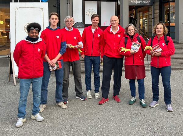 Simon Frigezzi, Magnus Gullber-Mathisen, Petter Aaslestad, Ole Andre Austevoll, Jon-Torgeir Lunke, Stortingsrepresentant Trine Lise Sundnes og Inger Huseby